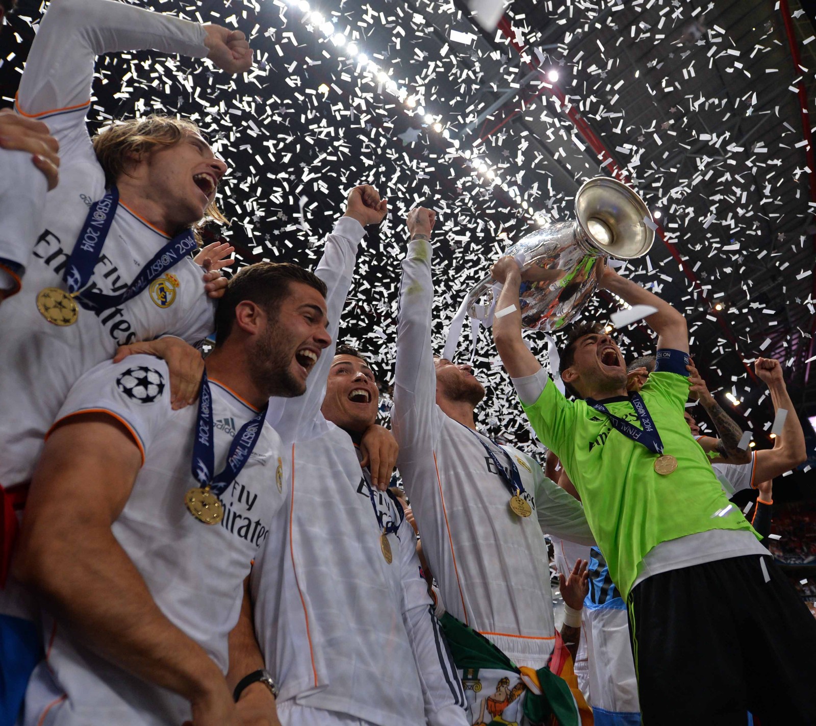 Um grupo de homens segurando um troféu na frente de uma multidão (madrid, madridista, real, real madrid, espanha)