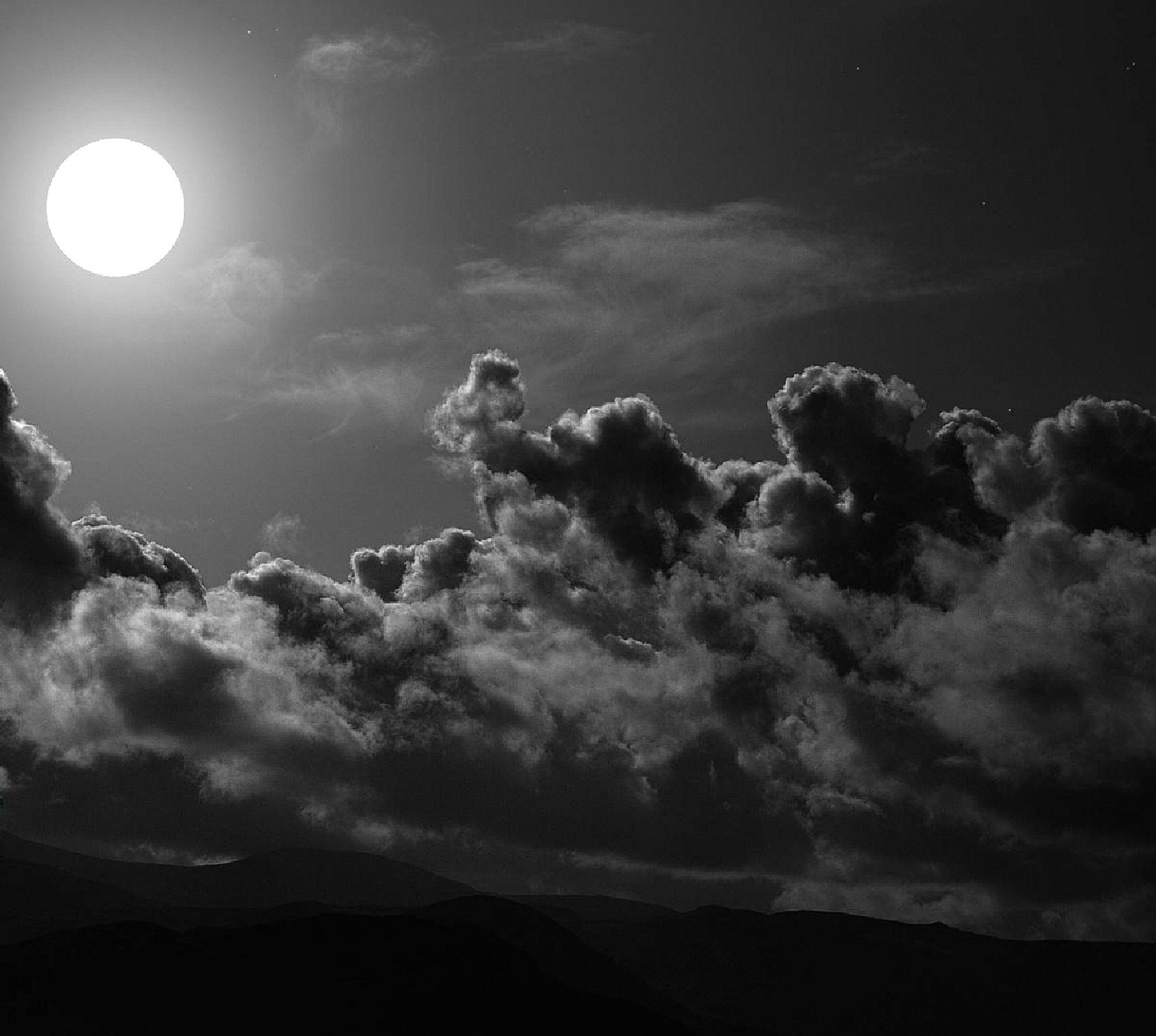 Vista aérea de uma lua cheia com nuvens e montanhas ao fundo (noite)