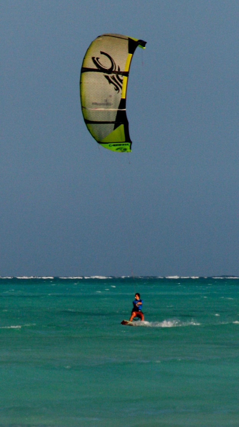 Мужчина с парашютом в океане с парусом (воздушный змей, kiteboard, вода, zanzibar)