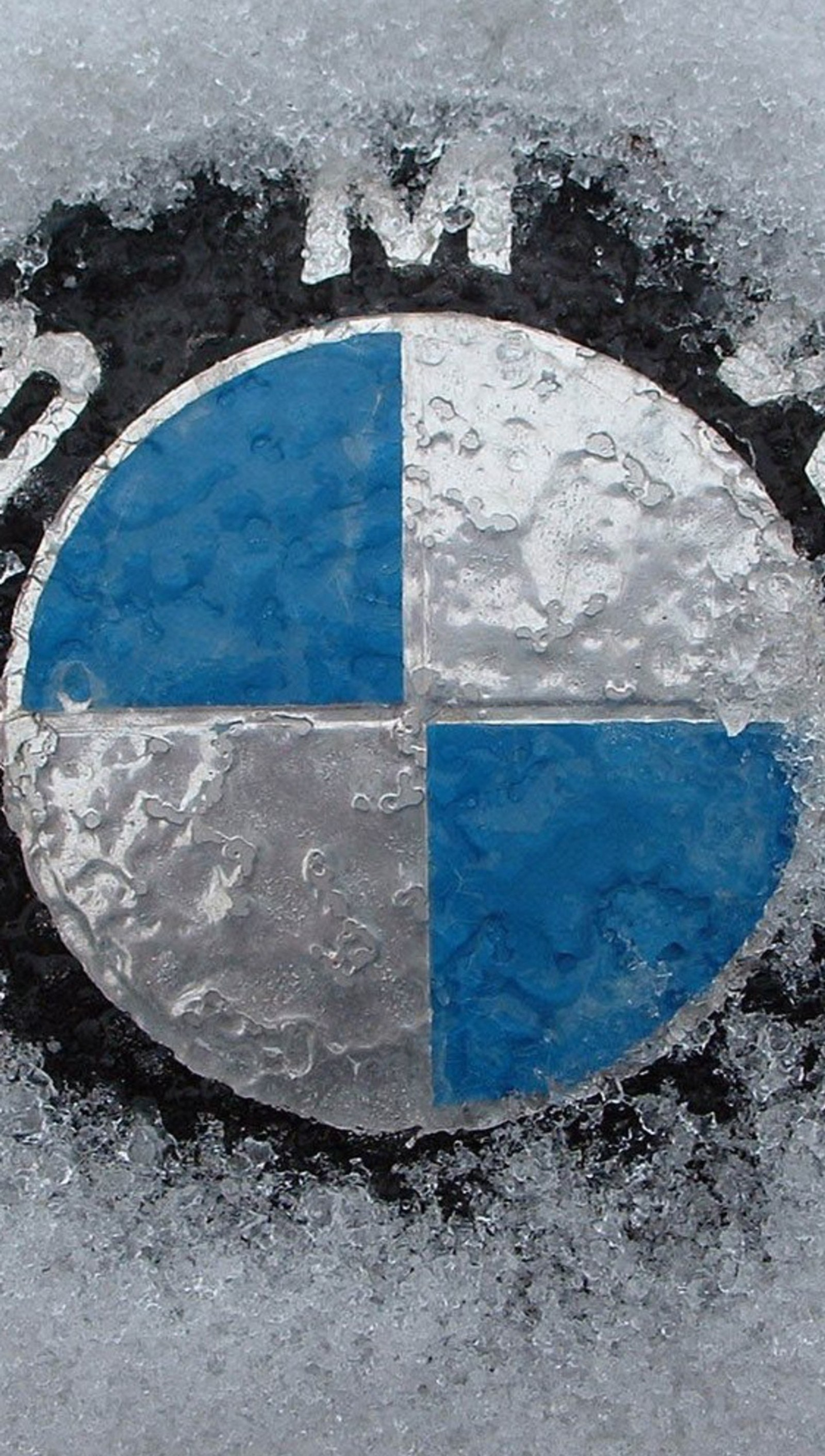 Un primer plano de un emblema de bmw sobre una superficie coberta de nieve (1080p, abstracto, android, diseño, malvavisco)