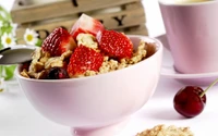 Delicioso muesli cubierto con fresas y cerezas para un desayuno nutritivo.