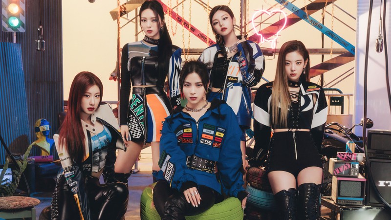 Группа молодых женщин в кожаных нарядах позирует для фото (итзи, itzy, 있지, kpop, k pop)