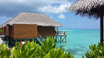 Cabaña tropical frente a la playa con vistas a aguas cristalinas en las Maldivas