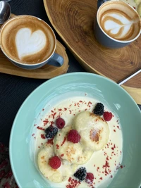 Dessert glacé crémeux avec des framboises et des boissons au café