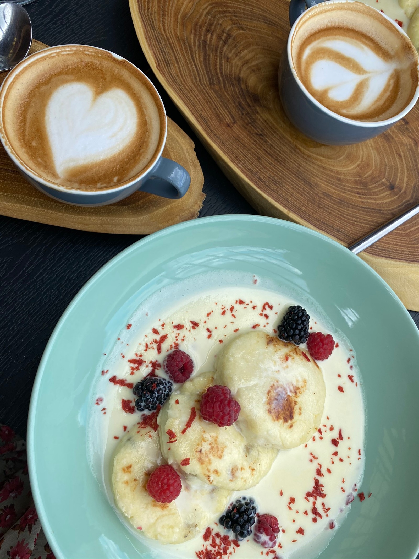 Eine schüssel mit obst und eine tasse kaffee auf einem tisch (gericht, gefrorenes dessert, sahne, nachtisch, tasse)