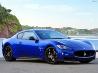 Maserati GranTurismo: Un impresionante coche deportivo azul junto a la costa