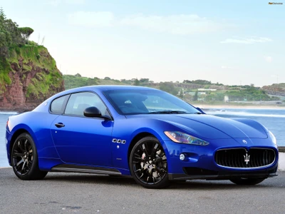 Maserati GranTurismo: Удивительный синий спортивный автомобиль у берега