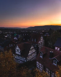 Charmante Stadtlandschaft bei Dämmerung mit zeitloser Architektur unter einem lebhaften Horizont