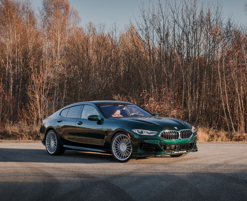 Крупный план зеленого bmw, едущего по дороге (bmw alpina b8 гран купе, bmw alpina b8 gran coupé, 5k, 2022, машины)