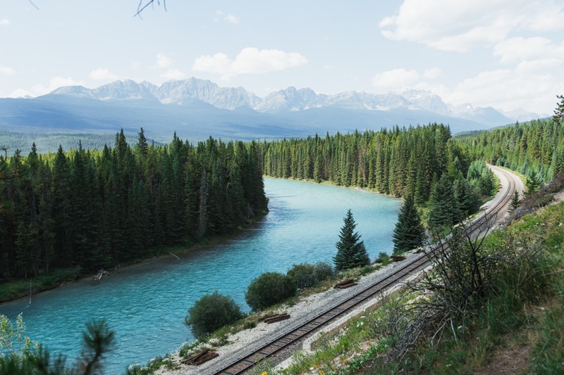 Арабский поезд на рельсах рядом с рекой и горами (озеро луиза, lake louise, вода, облако, растение)