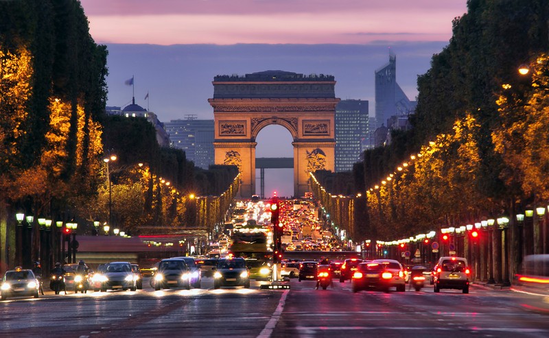 Машины едут по улице перед триумфальной аркой (триумфальная арка, arc de triomphe, эйфелева башня, арка, достопримечательность)