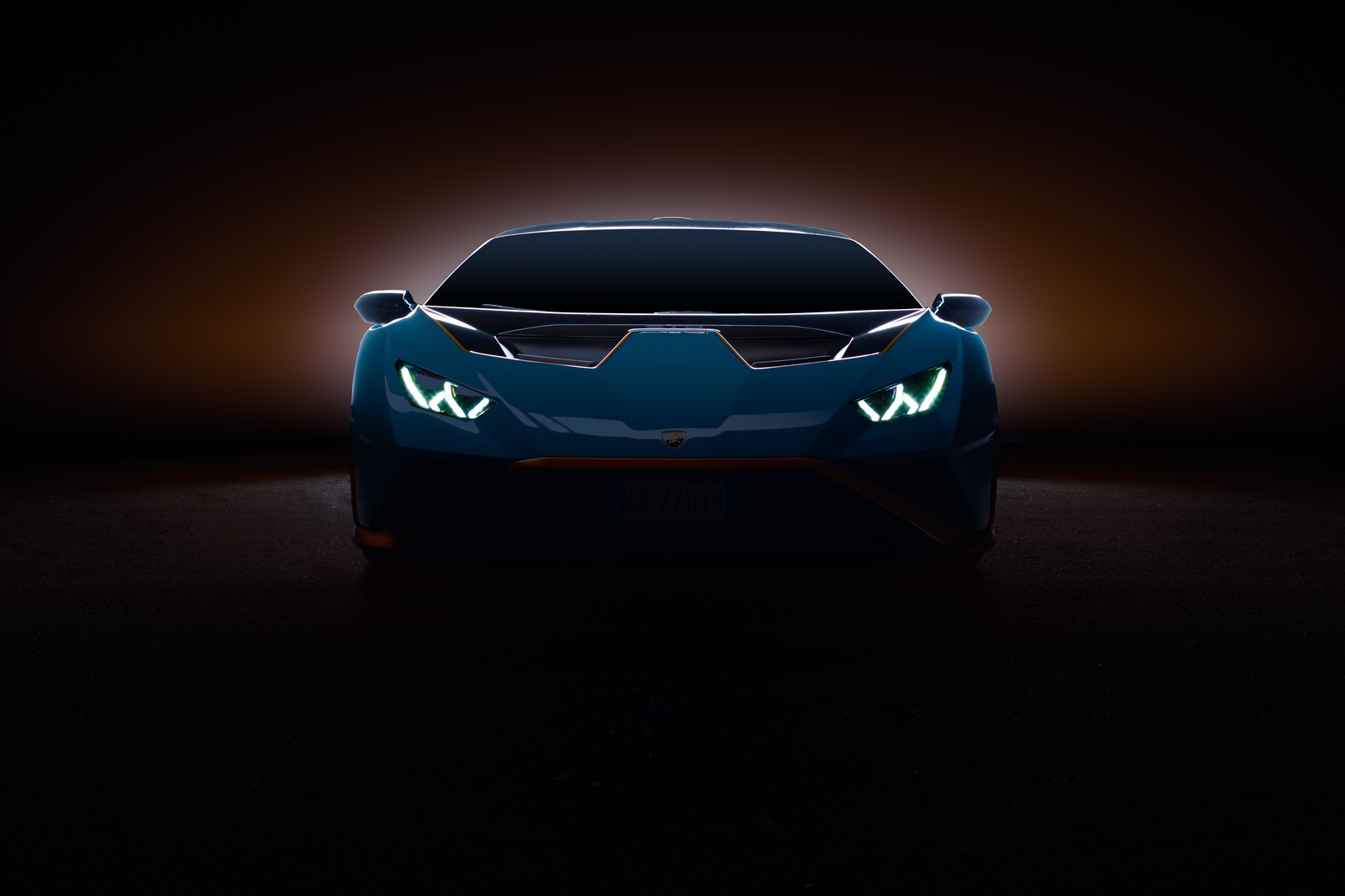 Eine nahaufnahme eines autos in der dunkelheit mit eingeschaltetem licht (lamborghini huracán sto, ästhetisch, cgi, 5k, dunkler hintergrund)