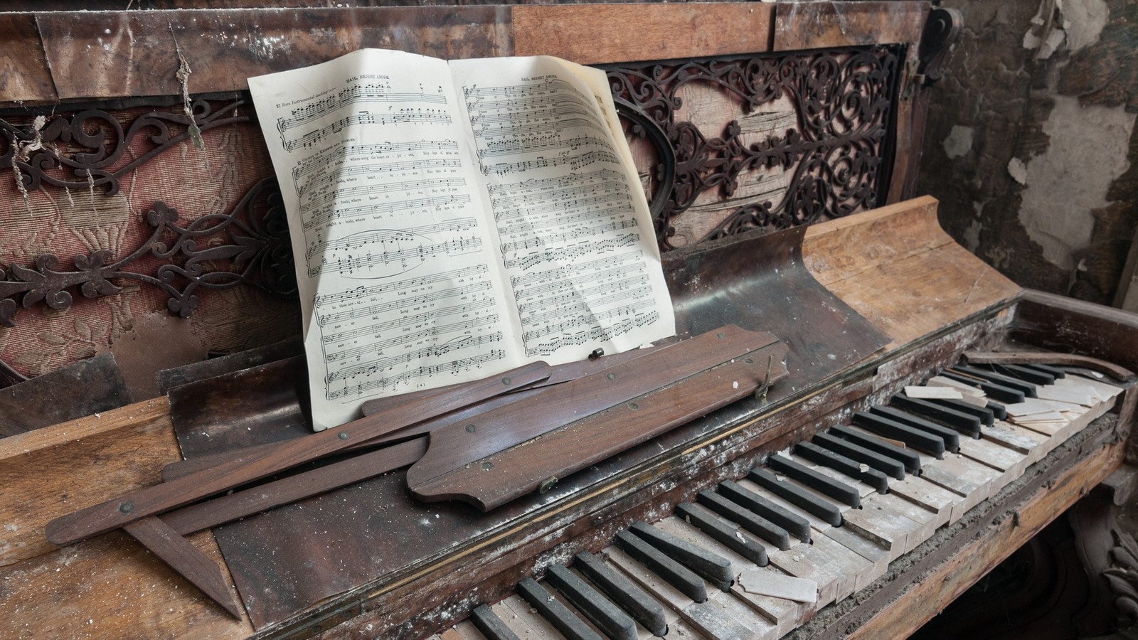 Un viejo piano con una hoja de música encima (piano, instrumento musical, tecnología, teclado musical, teclado)