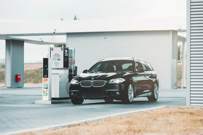 Voiture exécutive BMW à la station-service