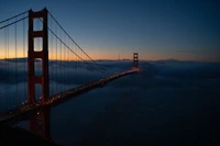 Pont du Golden Gate au crépuscule : un monument suspendu majestueux au-dessus des eaux brumeuses