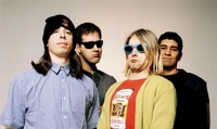 Dave Grohl et le groupe : Une icône de l'ère grunge avec des lunettes élégantes