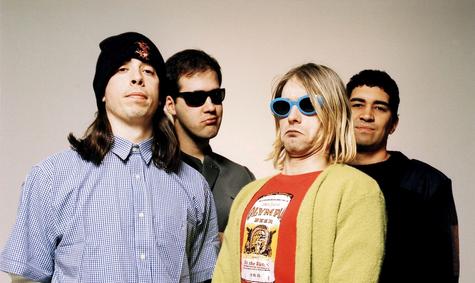 Image arabe d'un groupe d'hommes avec des lunettes de soleil et un pull (dave grohl, nirvana, lunettes, groupe social, génial)