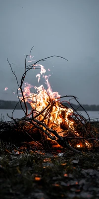 Ritual de fogueira em uma paisagem natural