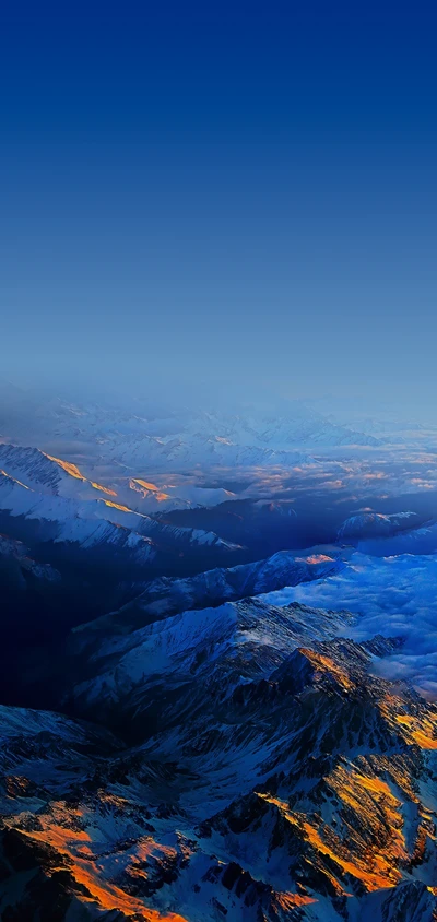 Paysage montagneux majestueux sous un ciel dégagé