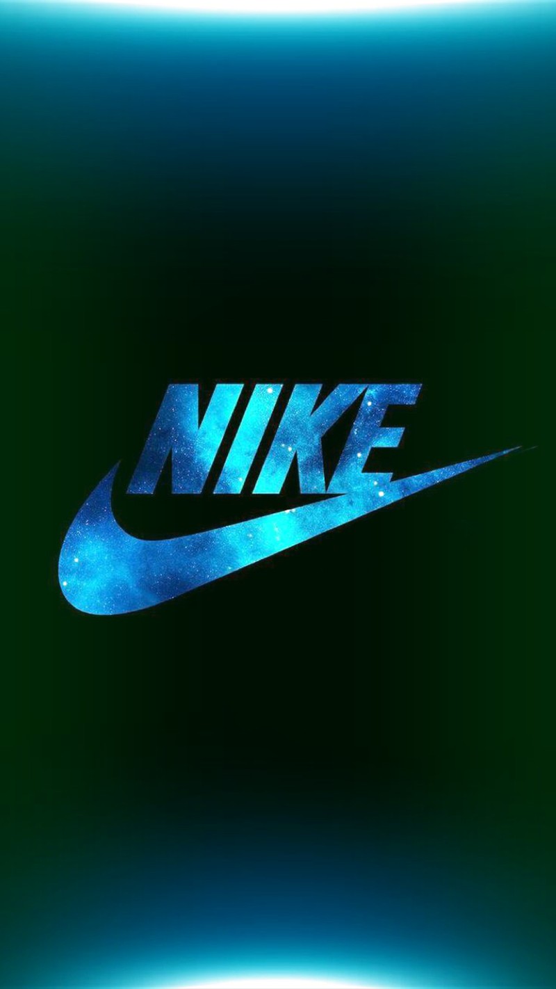 Крупный план синего логотипа nike на зеленом фоне (чёрный, логотип, марка, nike)