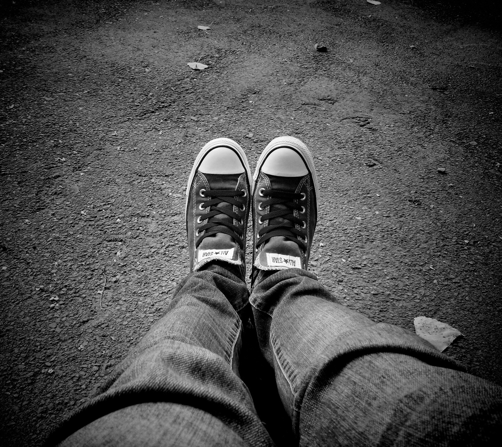 Alguien está sentado en el suelo con los pies levantados (todos los estrellas, obra de arte, negro, blanco y negro, converse)