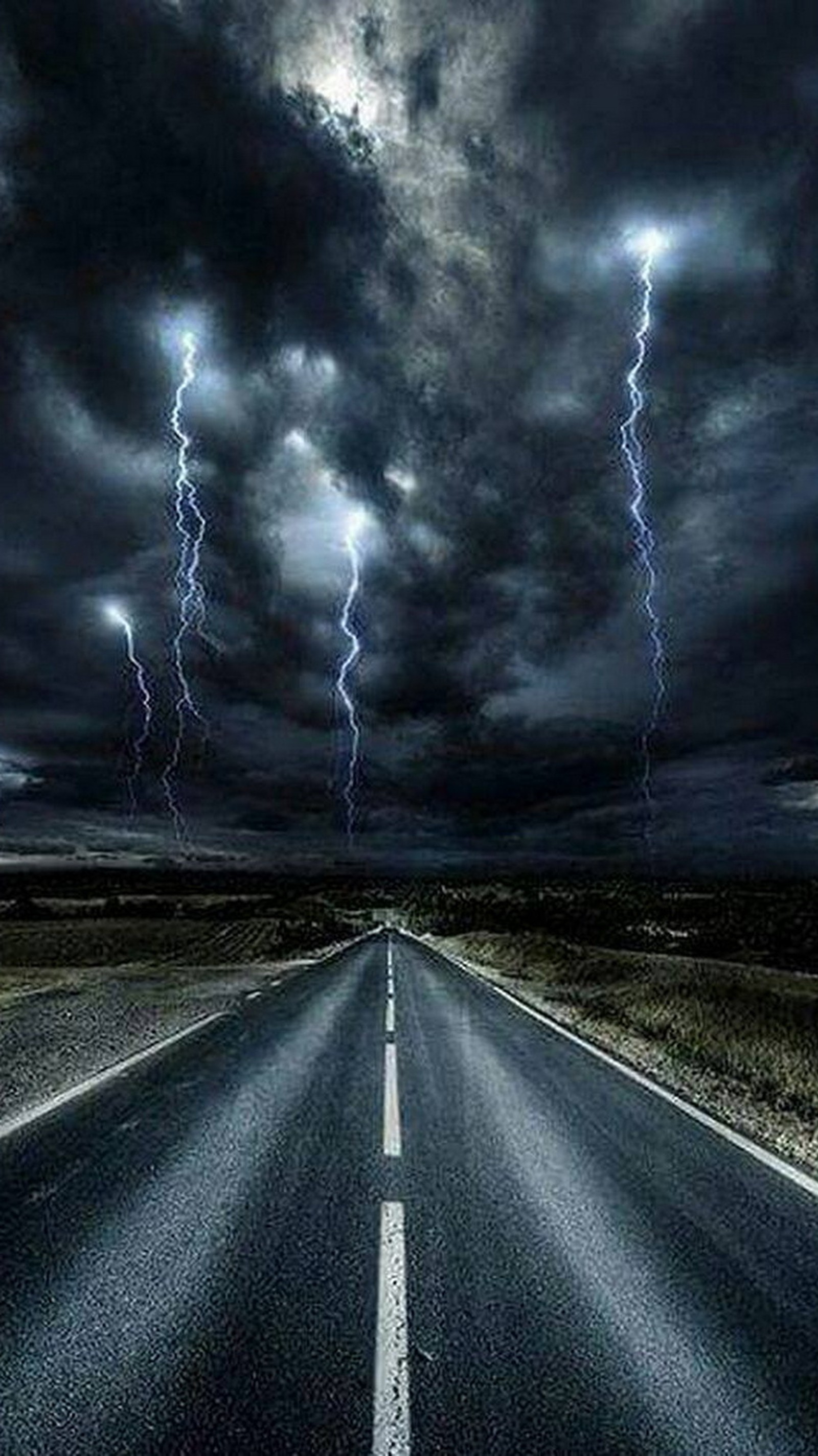 Vue panoramique d'une route avec des éclairs dans le ciel et un ciel sombre (incroyable, vue)