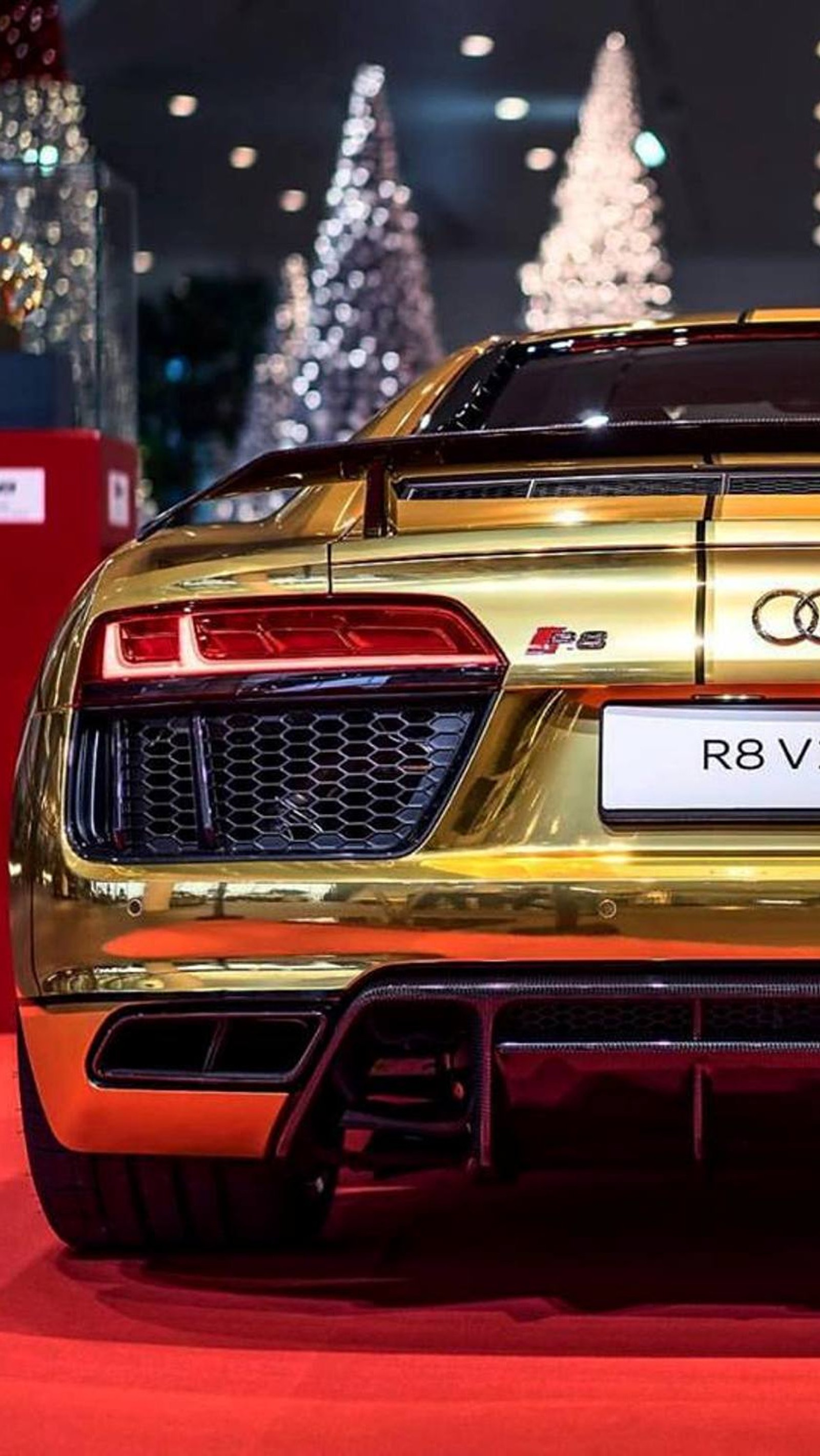 Gros plan d'une audi r8 dorée garée sur un tapis rouge (audi, voiture, gold r8 v10)