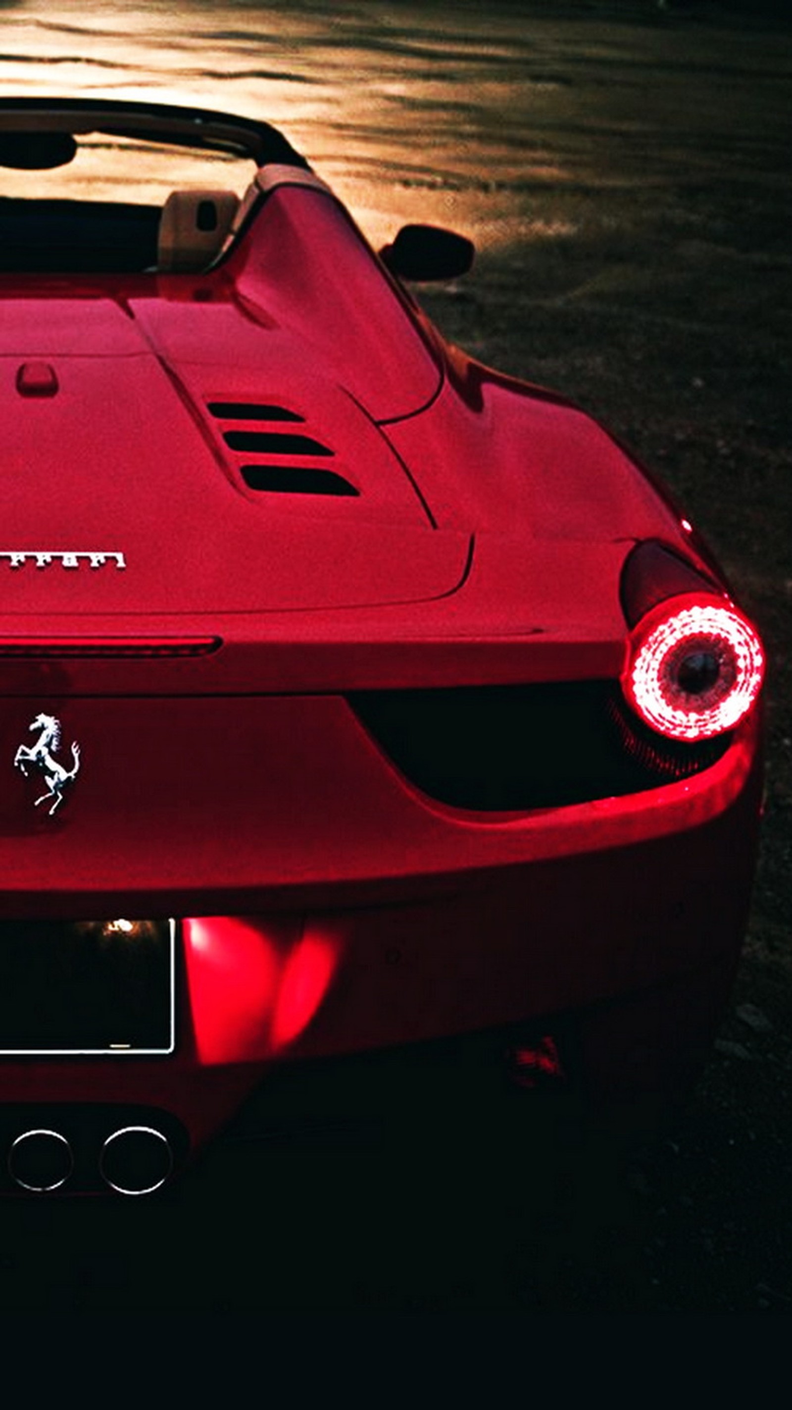 Un primer plano de un coche deportivo rojo estacionado en la calle (ferrari 458 spider, rojo)