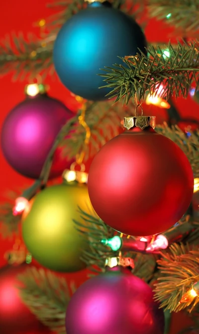 Bolas de Navidad coloridas adornando un árbol festivo