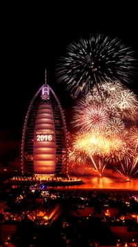 Celebração de Ano Novo com fogos de artifício em um marco icônico