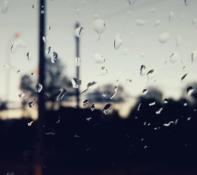 Gotas de chuva no vidro: Capturando um humor melancólico