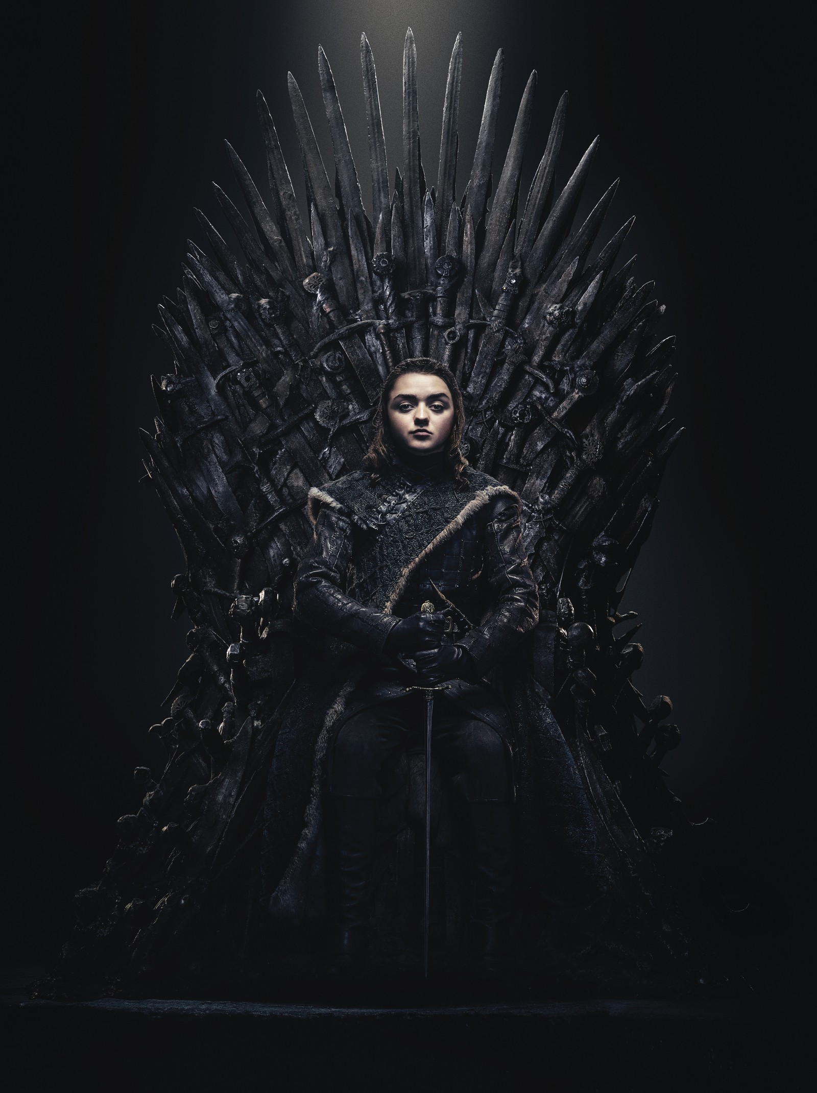 Ein bild einer frau, die auf einem thron mit schwertern sitzt (arya stark, game of thrones, maisie williams, warner bros)