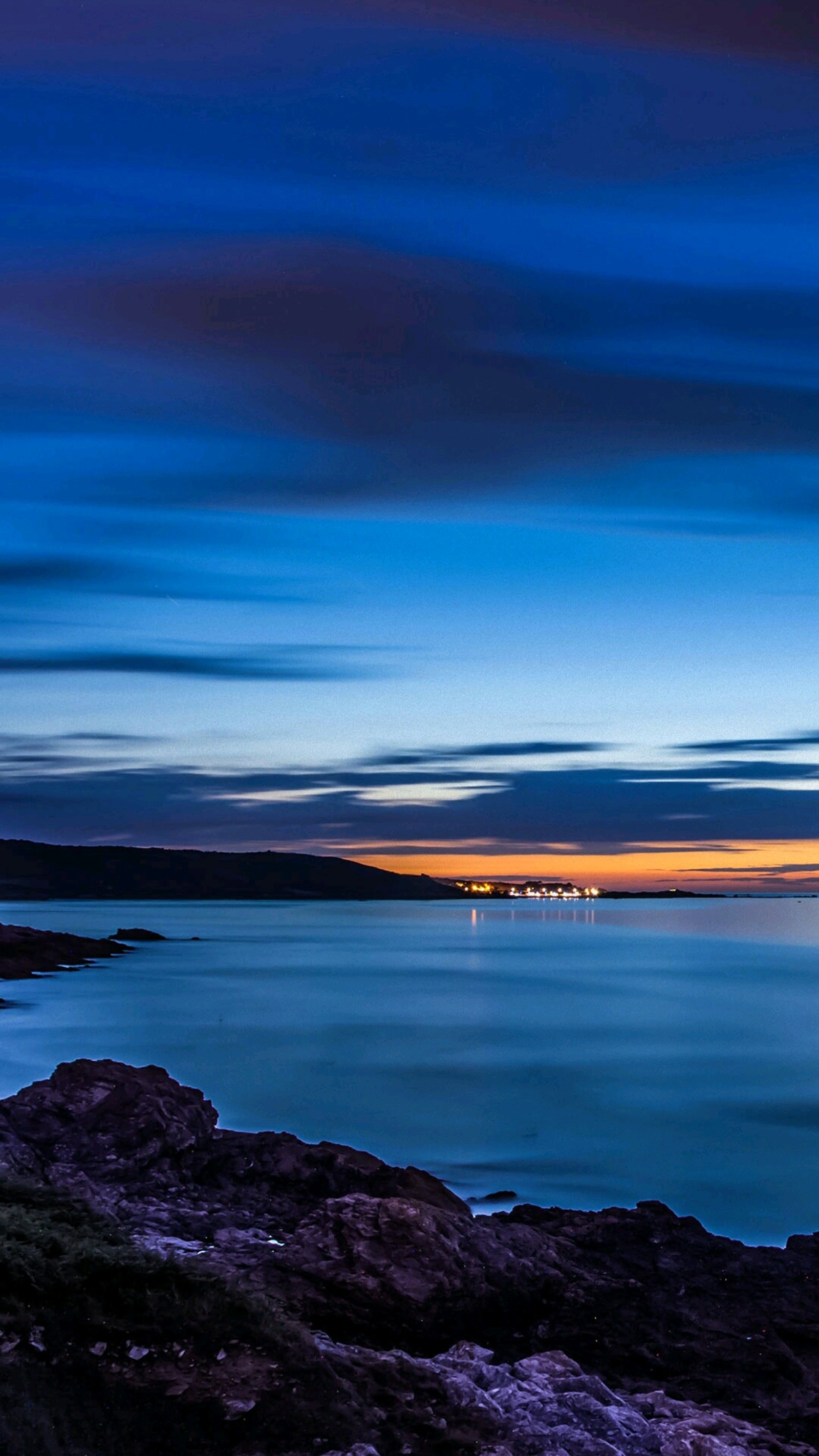 Vue aérienne d'un plan d'eau avec un phare au loin. (hd, nature)