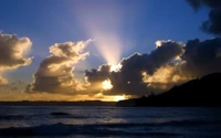 Rayos dorados al atardecer sobre el horizonte del océano