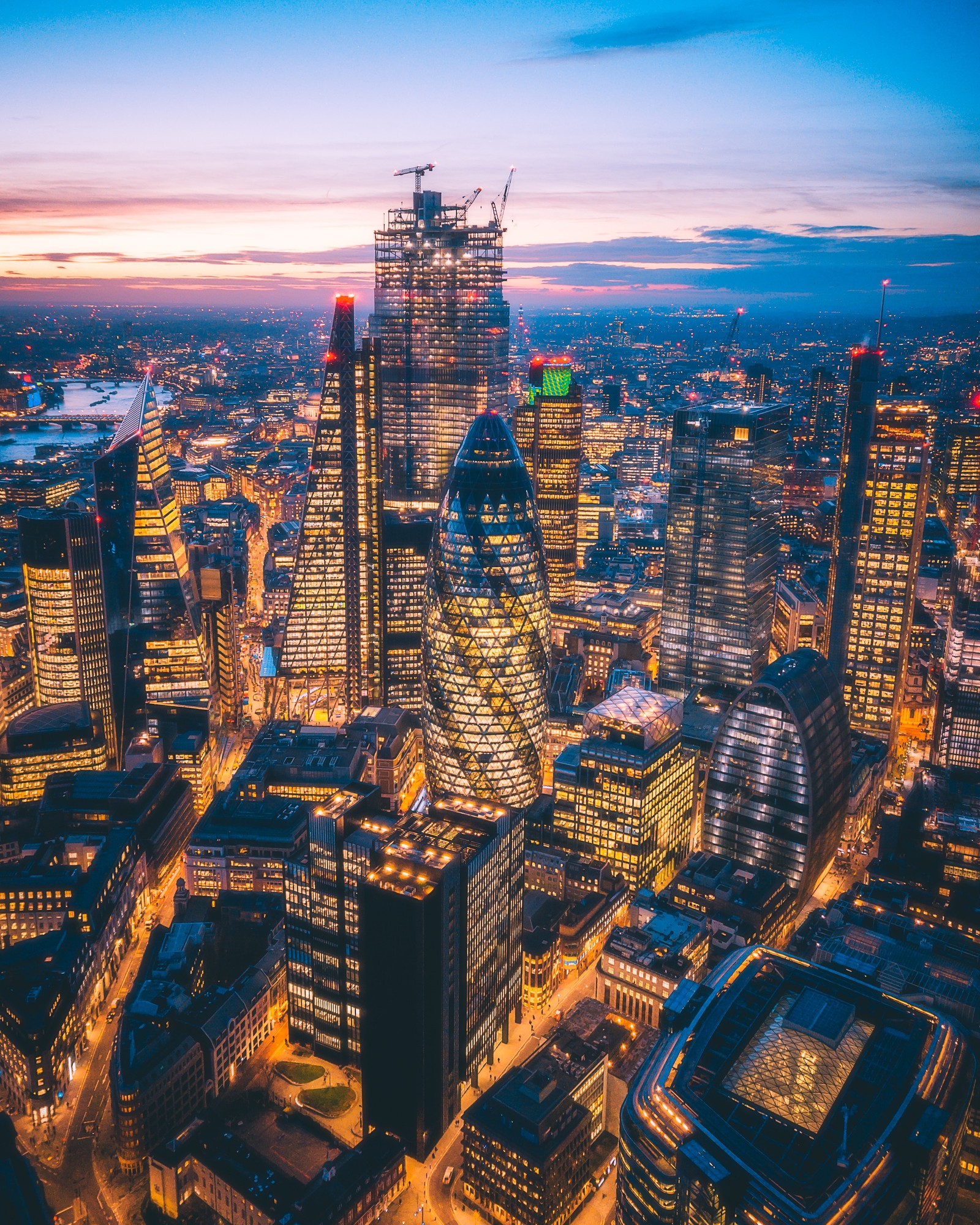 Vista de uma cidade à noite com arranha-céus e algumas luzes (arquitetura, paisagem urbana, cidade, área urbana, metrópole)