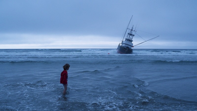 Маленькая девочка стоит в воде и смотрит на корабль (море, океан, волна, волновой ветер, побережье)