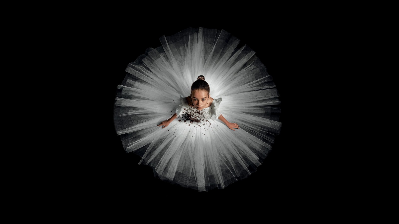 Image arabe d'une petite fille en robe blanche avec un tutu blanc (film abigail, horreur, film, ballerine, alisha weir)