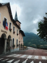 Cidade encantadora com fundo montanhoso e faixa de pedestres