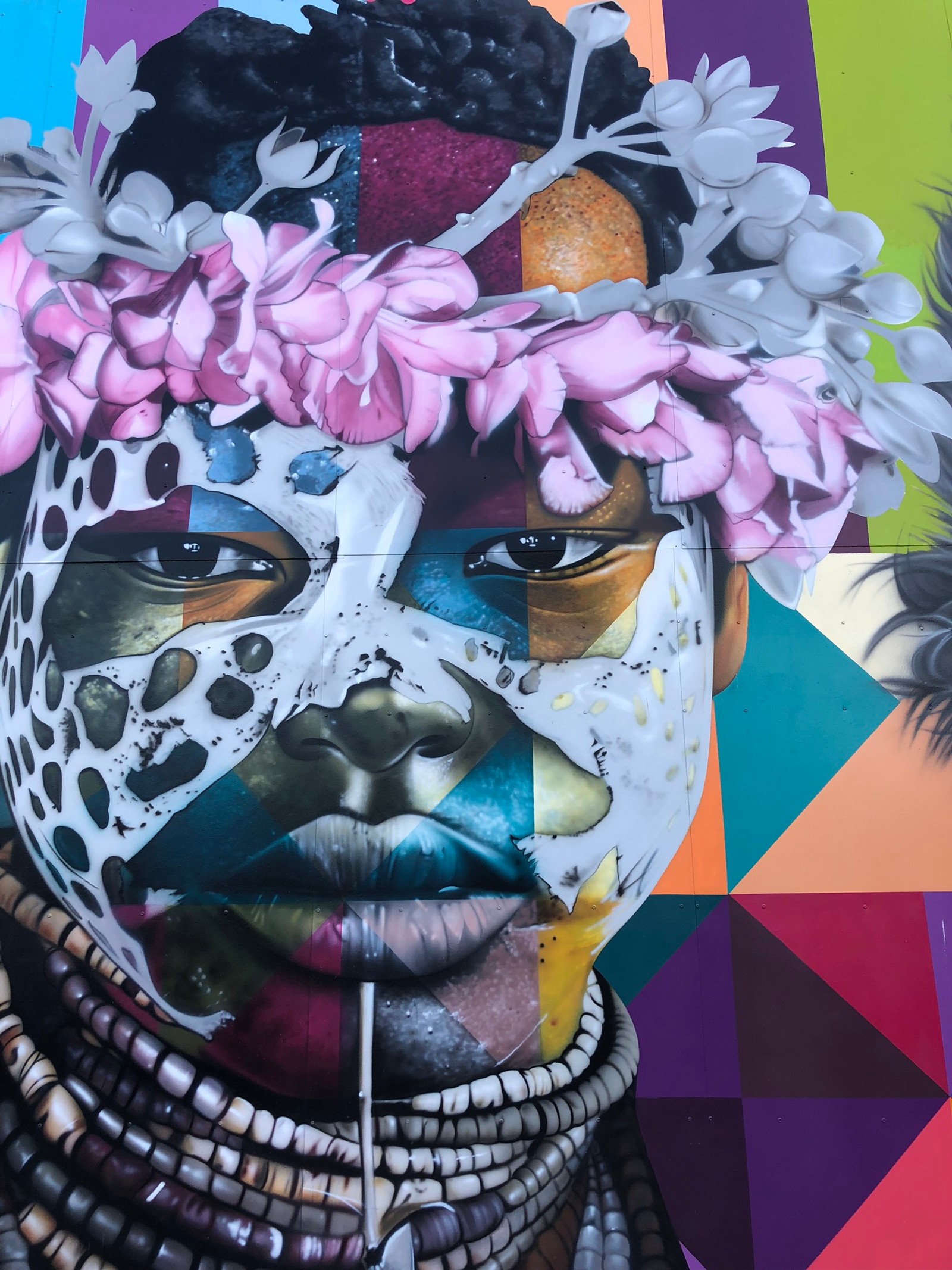 Mural colorido de uma mulher com um adereço de flores (miami, arte de rua, miami beach, arte, pintura)