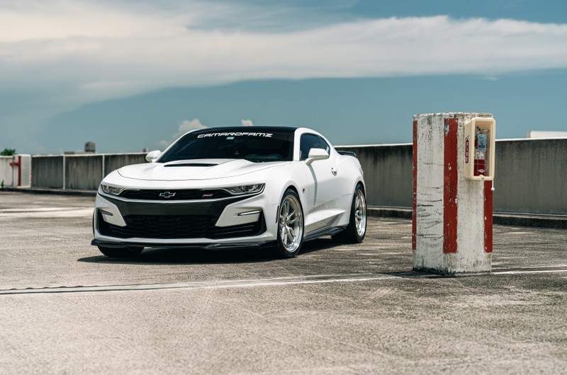 Близкий план белого автомобиля, припаркованного на парковке (шевроле камаро, chevrolet camaro, белые машины, 5k, 8k)