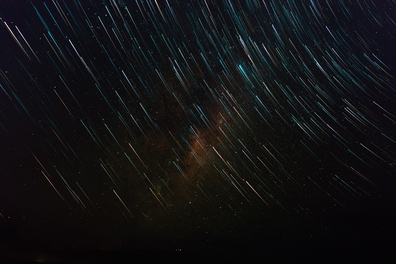 Nahaufnahme eines sternenübersäten himmels mit wenigen sternen (stern, schwarz, nacht, dunkelheit, atmosphäre)