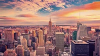 Beeindruckende Skyline von Manhattan mit dem ikonischen Empire State Building bei Sonnenuntergang