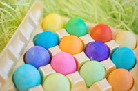 Huevos de Pascua coloridos en una cesta de hierba