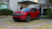 2024 Chevrolet Traverse LT: SUV rojo elegante en un entorno exterior elegante