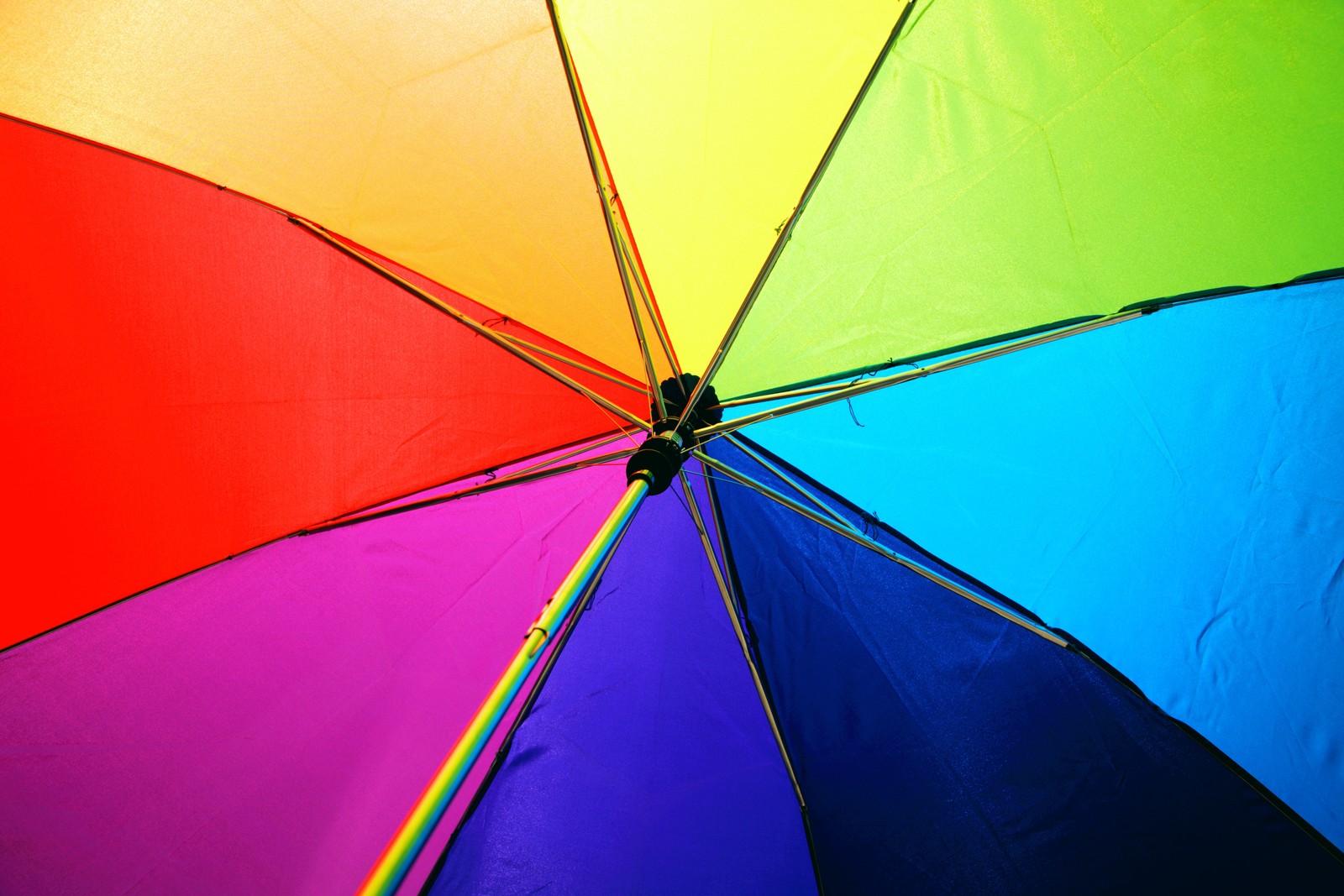 Un parapluie coloré avec un manche noir (parapluie, coloré, multicolore, 5k, photographie)