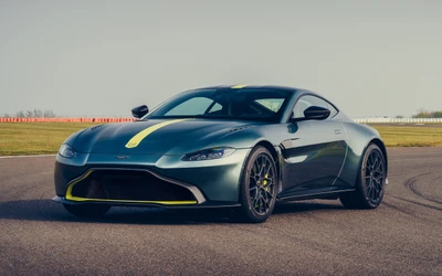 Aston Martin Vantage в элегантном, современном дизайне с яркими акцентами, демонстрирующий свою мощную присутствие на гоночной трассе.