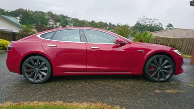 Coche familiar mediano rojo con llantas elegantes