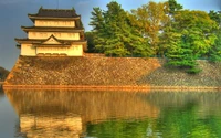 Reflexion einer historischen Pagode in einem ruhigen Wassergraben