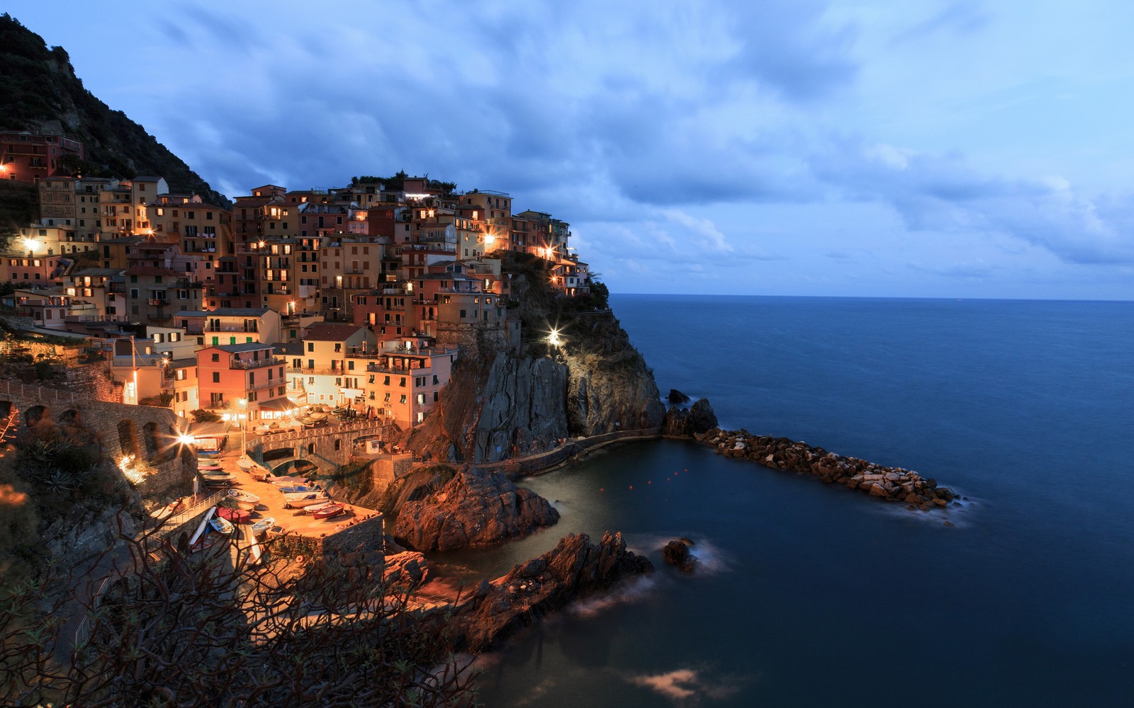 Arafed view of a town on a cliff overlooking the ocean (coast, sea, cliff, promontory, historic site)