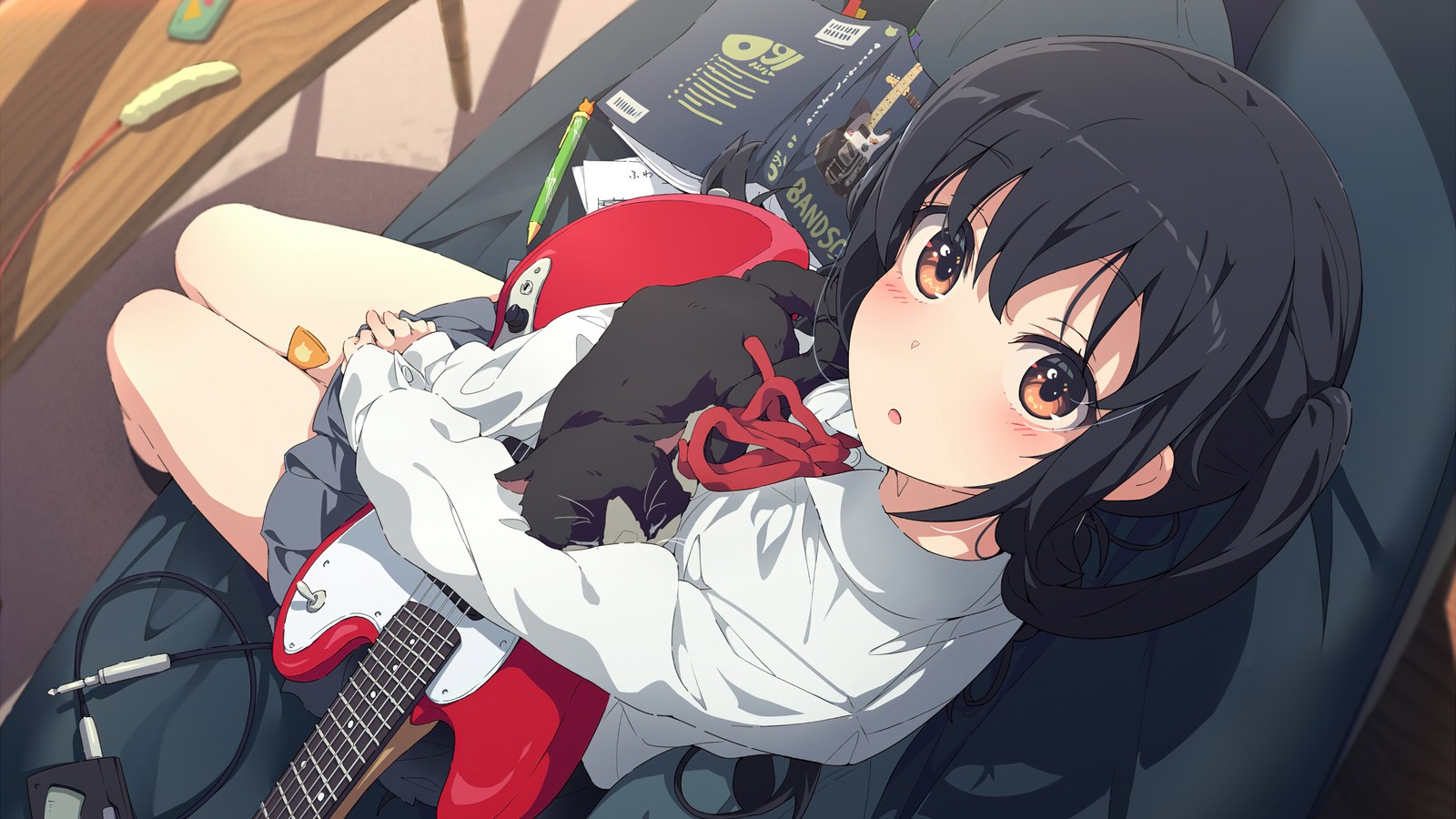 Chica de anime con cabello negro y ojos negros acostada en una silla con una guitarra (niñas de anime, anime, guitarra, azusa nakano, k on)